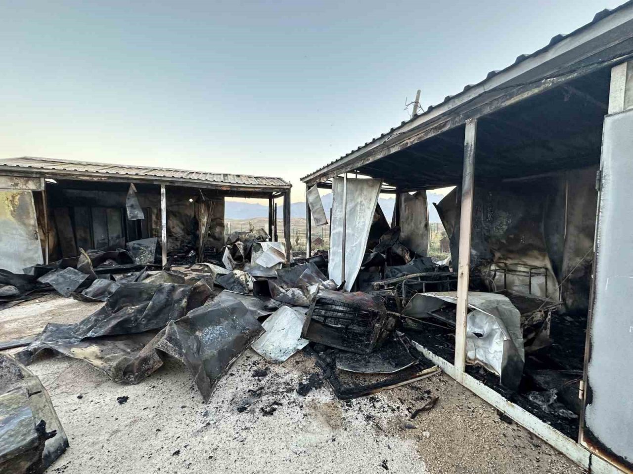 Yüksekova’da köpek barınağında çıkan yangın korkuttu