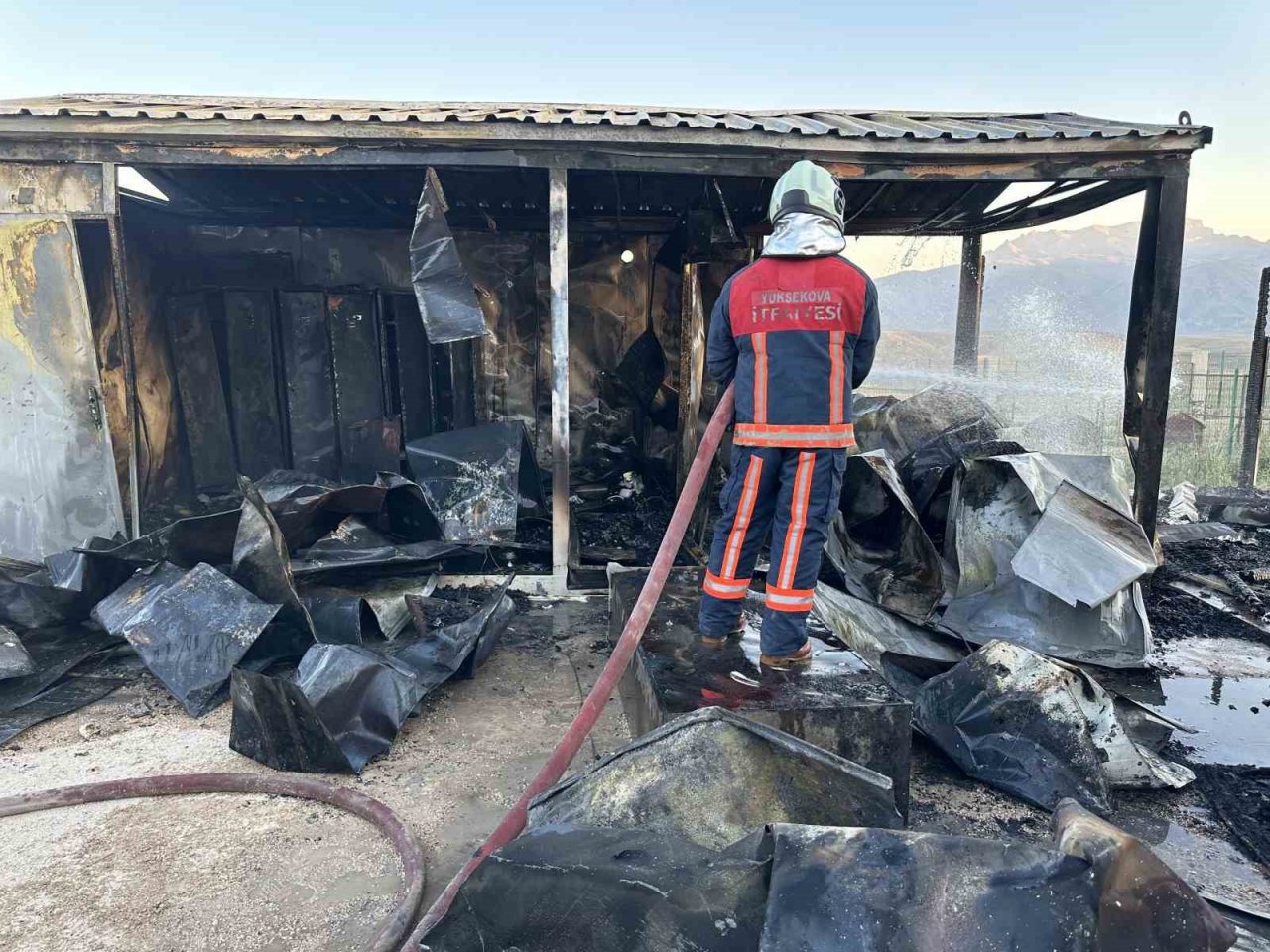 Yüksekova’da köpek barınağında çıkan yangın korkuttu