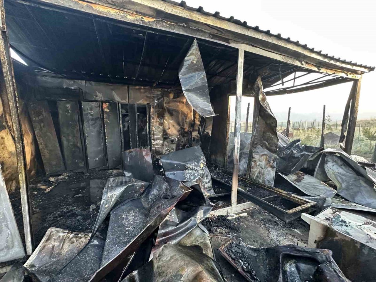 Yüksekova’da köpek barınağında çıkan yangın korkuttu