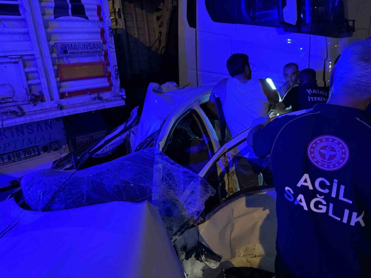 Park halindeki tıra çarpan otomobil hurdaya döndü: 2 ölü, 2 yaralı