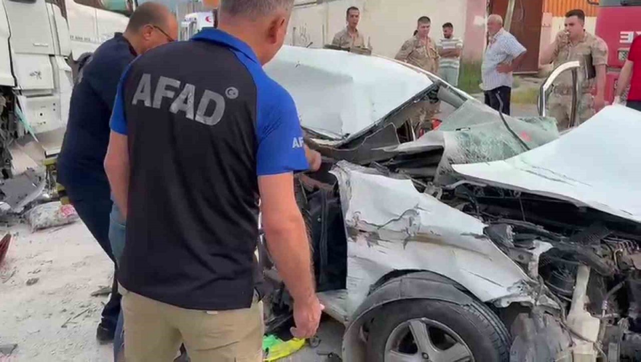 Park halindeki tıra çarpan otomobil hurdaya döndü: 2 ölü, 2 yaralı