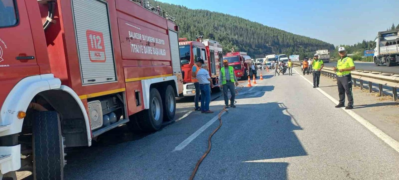 Balıkesir’de seyir halindeki tır alev topuna döndü