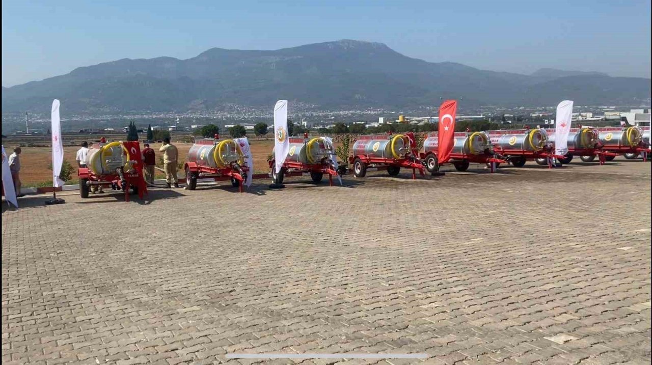 İzmir ve Manisalı muhtarlara orman yangını için su tankı teslim edildi