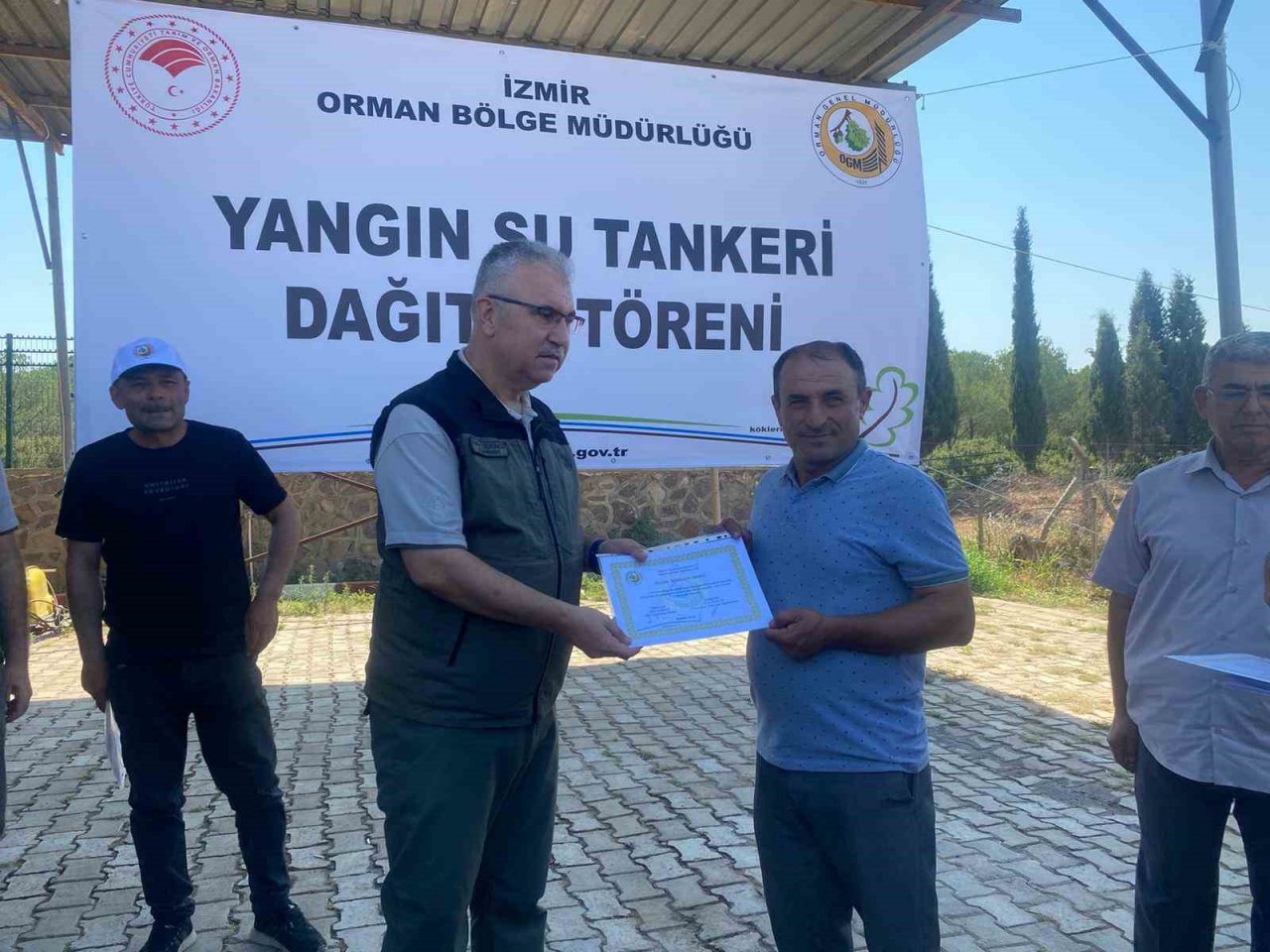 İzmir ve Manisalı muhtarlara orman yangını için su tankı teslim edildi