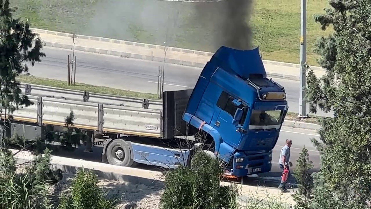 Alev alan tıra itfaiye ekipleri müdahale etti