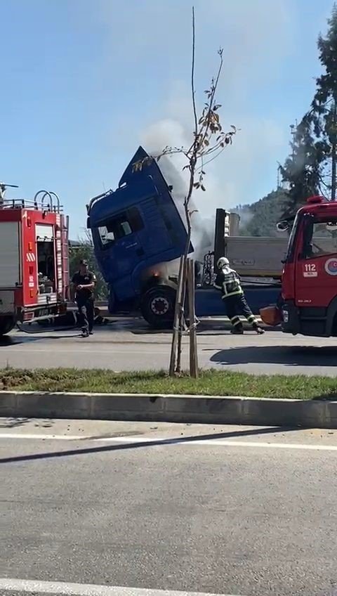 Alev alan tıra itfaiye ekipleri müdahale etti