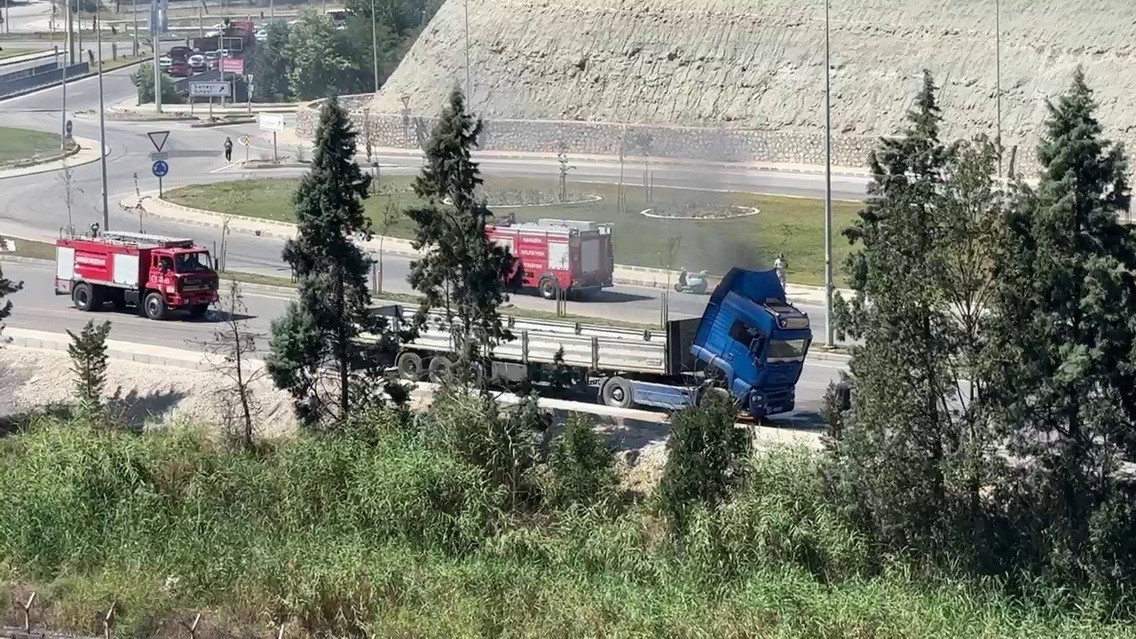 Alev alan tıra itfaiye ekipleri müdahale etti