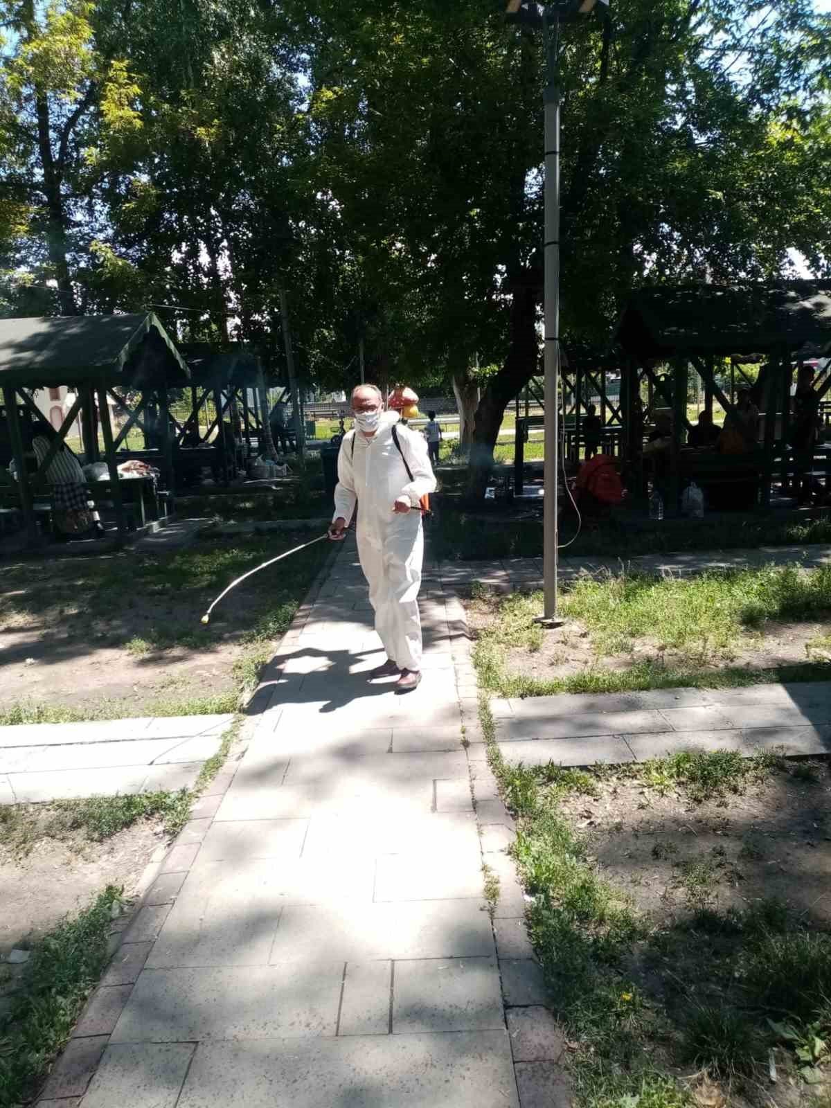 Kars Belediyesi parka ve bahçeleri ilaçlıyor