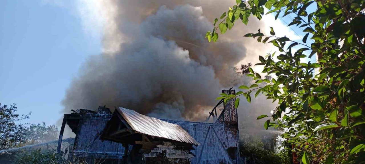 Alevlere teslim olan ev kullanılmaz hale geldi