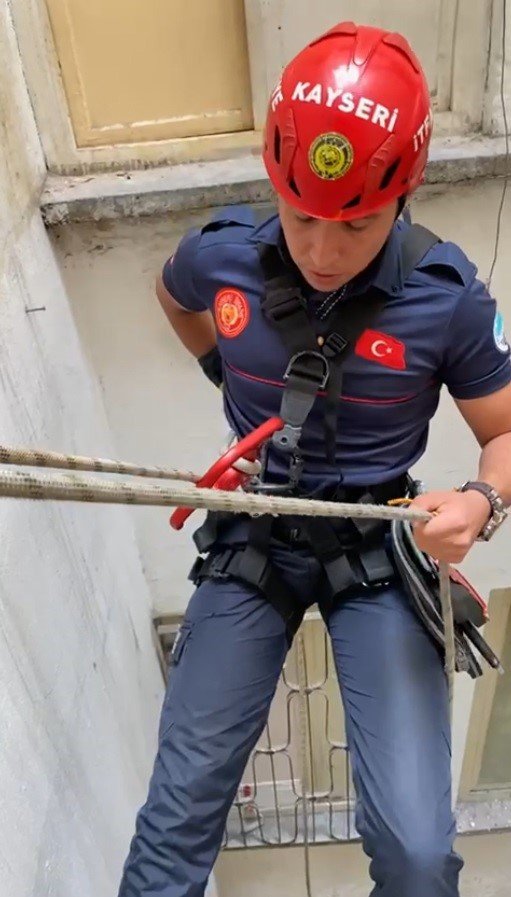 Havalandırma boşluğuna düşen kediyi itfaiye kurtardı