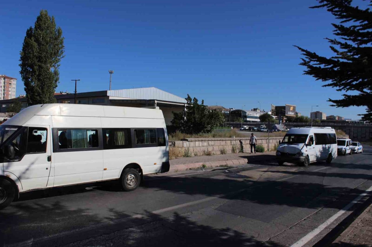 İşçi servisleri çarpıştı: 10 yaralı