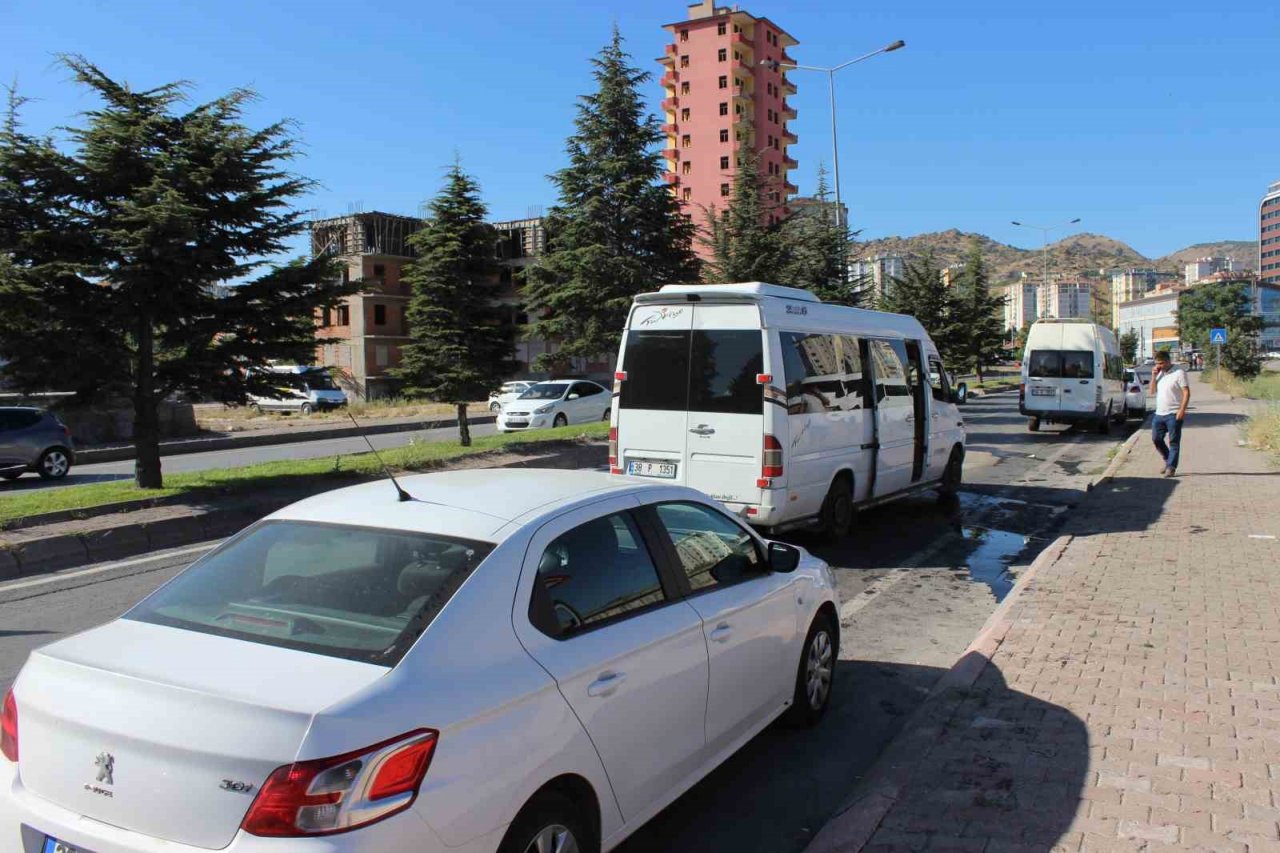 İşçi servisleri çarpıştı: 10 yaralı