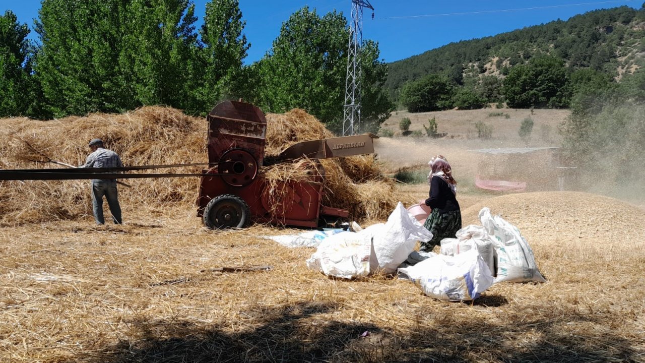 Kütahyalı çiftçiler patoz makinelerinden vazgeçemiyor