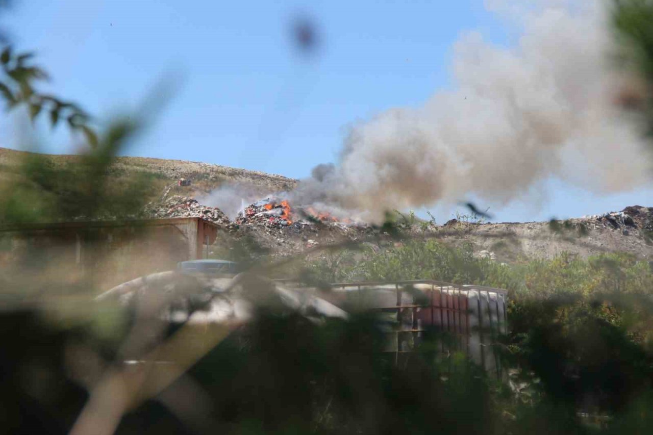 Çöp döküm sahasında yangın çıktı