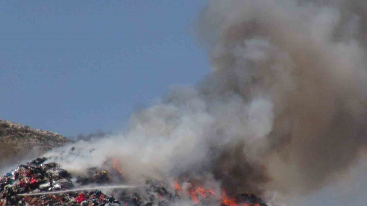 Çöp döküm sahasında yangın çıktı