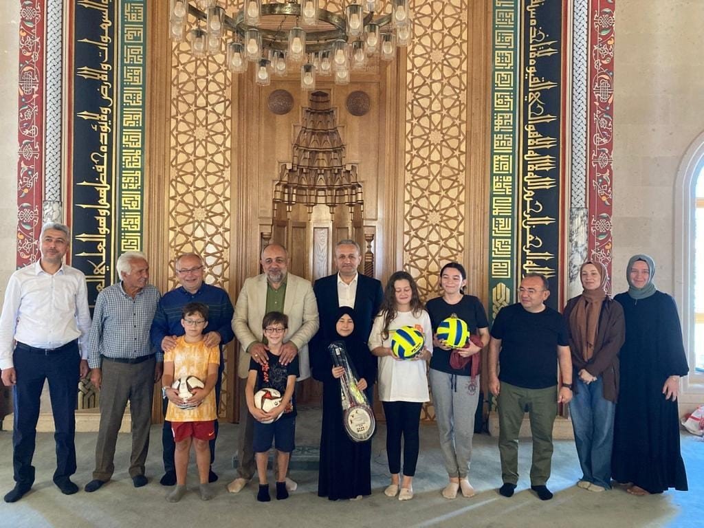 Kur’an Kursu öğrencilerine spor malzemeleri dağıtıldı