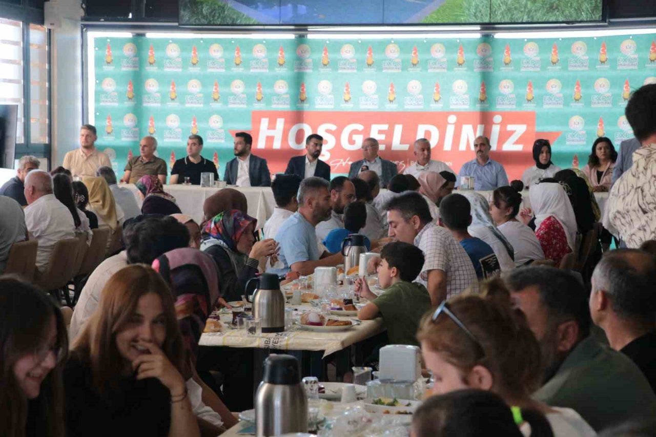 Başkan Mahçiçek YKS’de derece yapan öğrencilerle buluştu