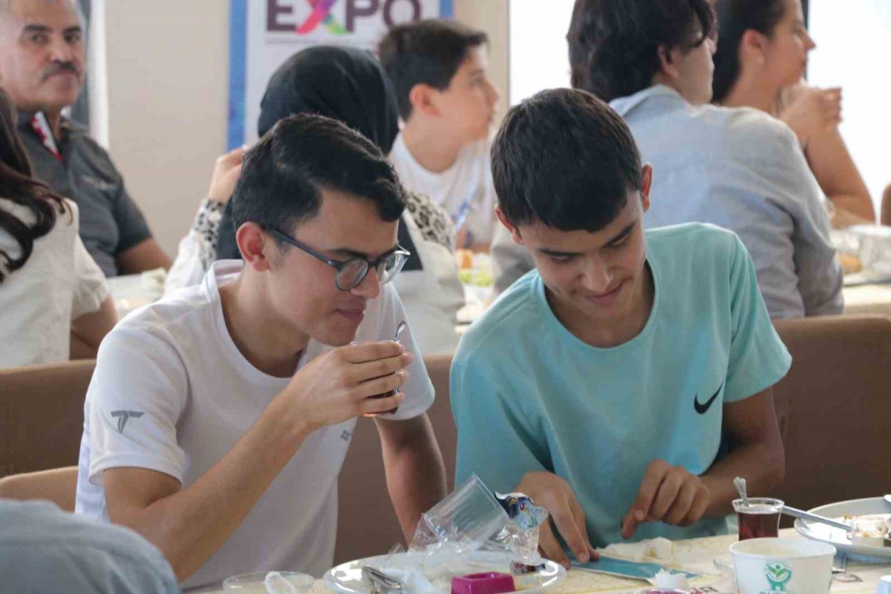 Başkan Mahçiçek YKS’de derece yapan öğrencilerle buluştu