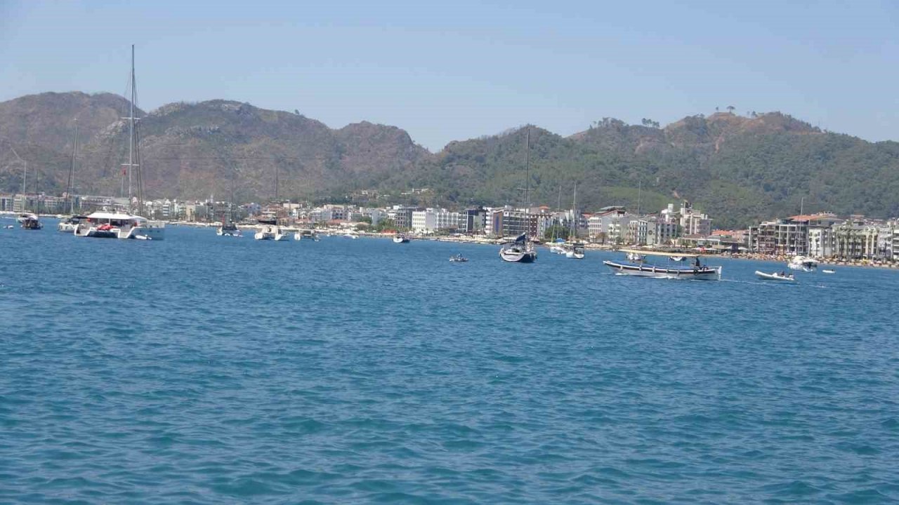 Marmaris’te denizdeki teknelerin çokluğu dikkat çekiyor