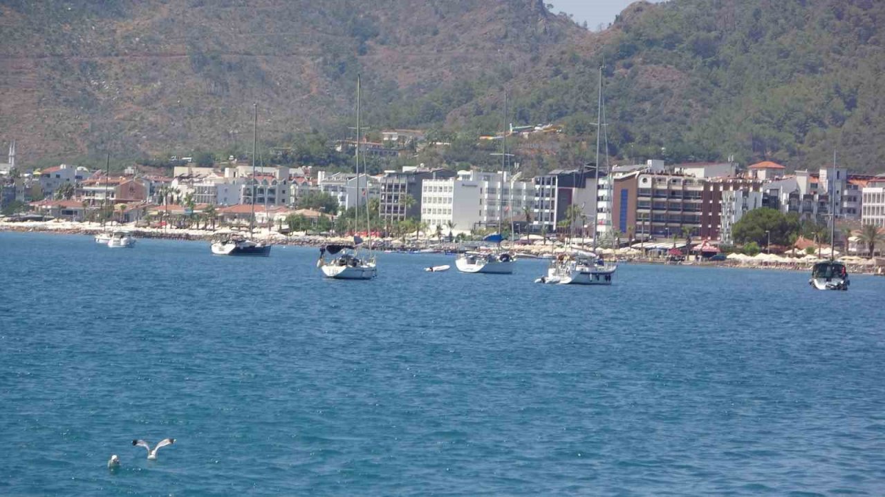 Marmaris’te denizdeki teknelerin çokluğu dikkat çekiyor