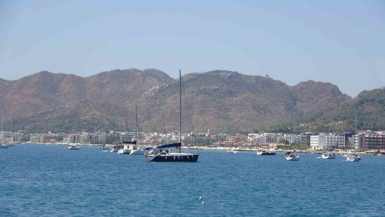 Marmaris’te denizdeki teknelerin çokluğu dikkat çekiyor