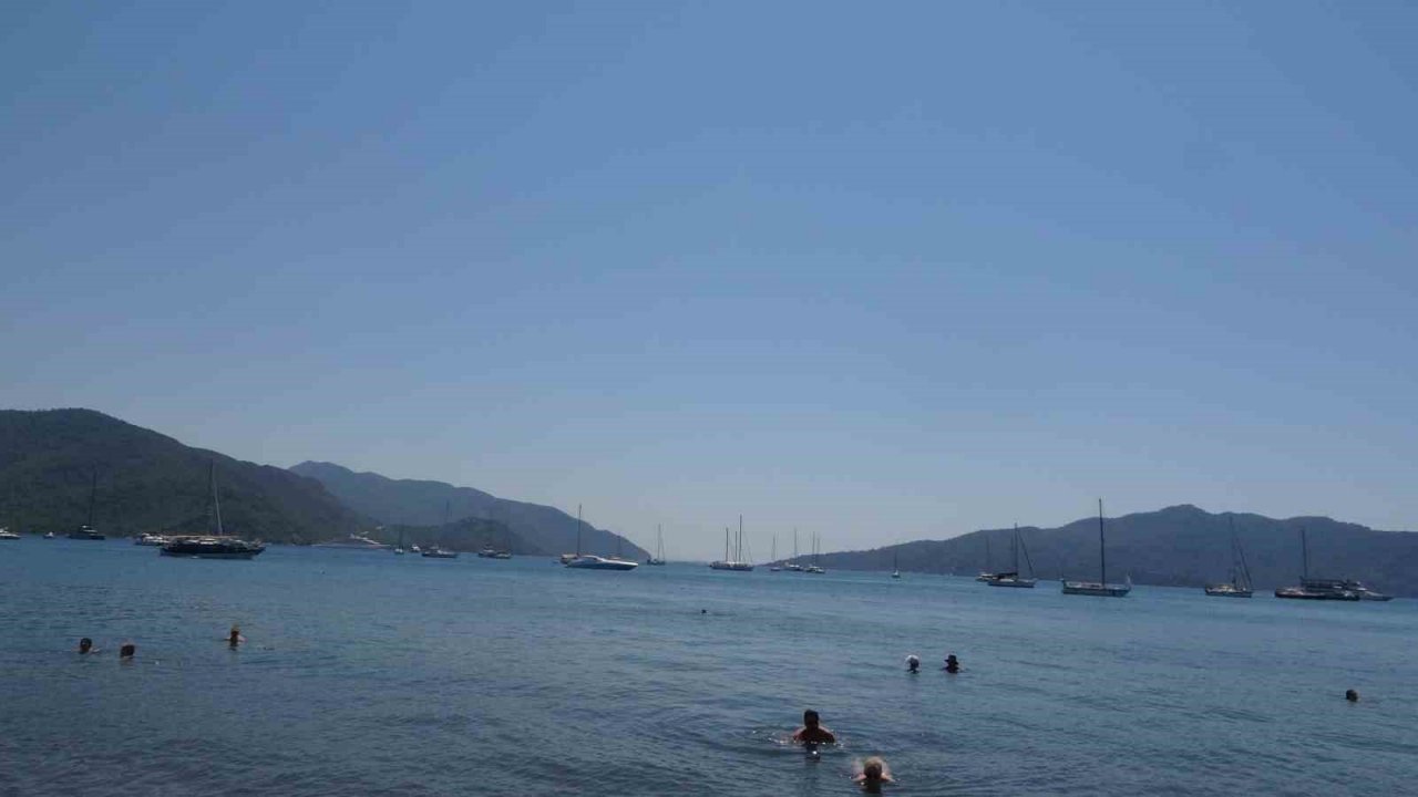 Marmaris’te denizdeki teknelerin çokluğu dikkat çekiyor