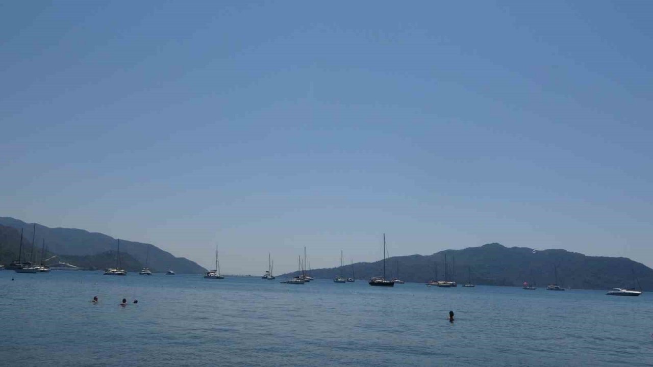 Marmaris’te denizdeki teknelerin çokluğu dikkat çekiyor