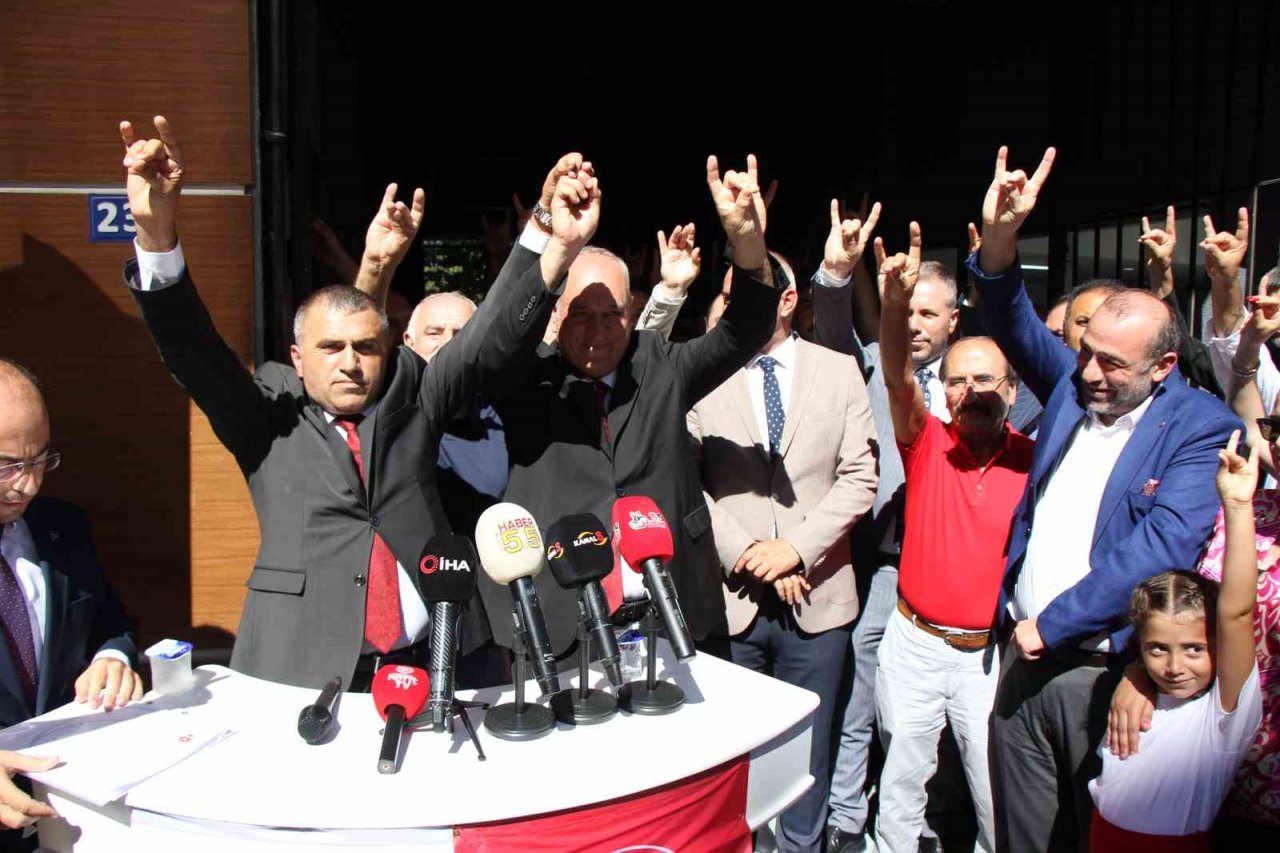 Burhan Mucur, MHP İl Başkanlığı görevini devraldı