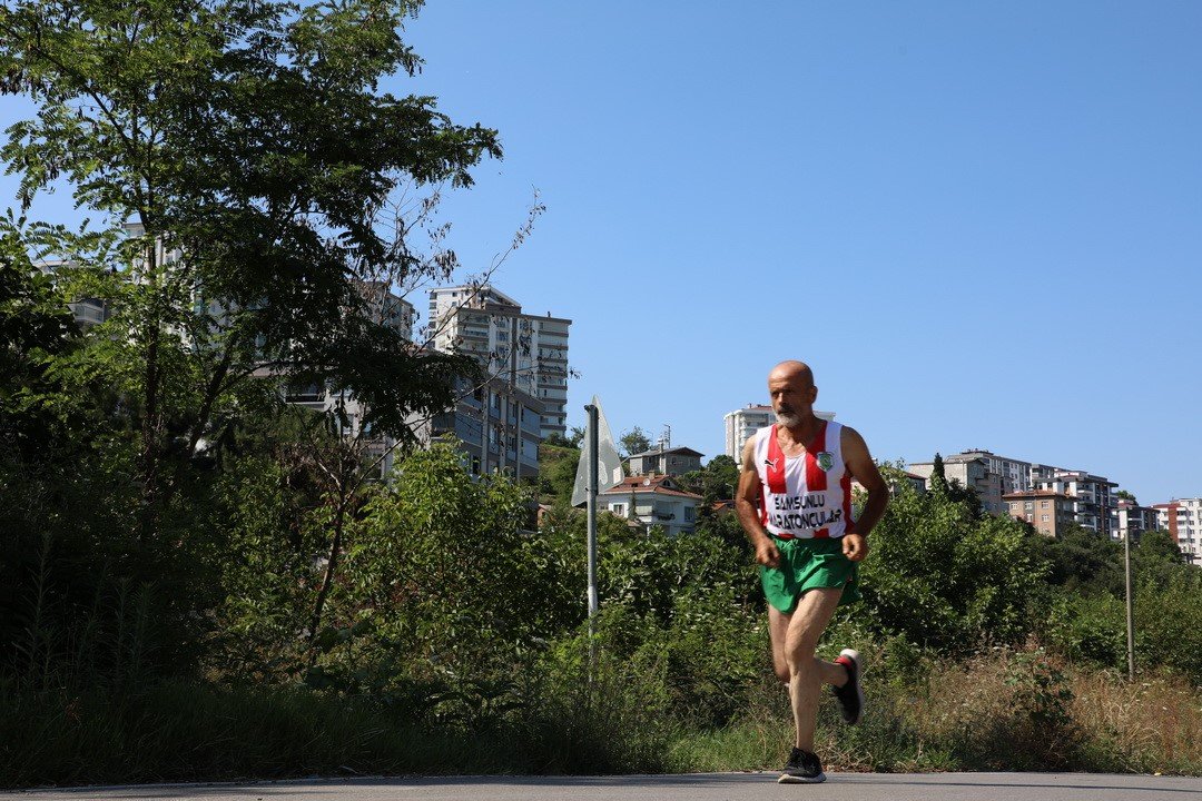 Maratoncunun yürek yakan dramı: Atık topluyor