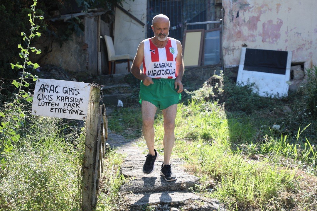 Maratoncunun yürek yakan dramı: Atık topluyor