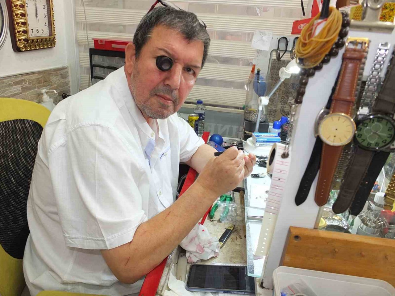 Balıkesir’de 50 yıllık tamircinin asırlık saatleri