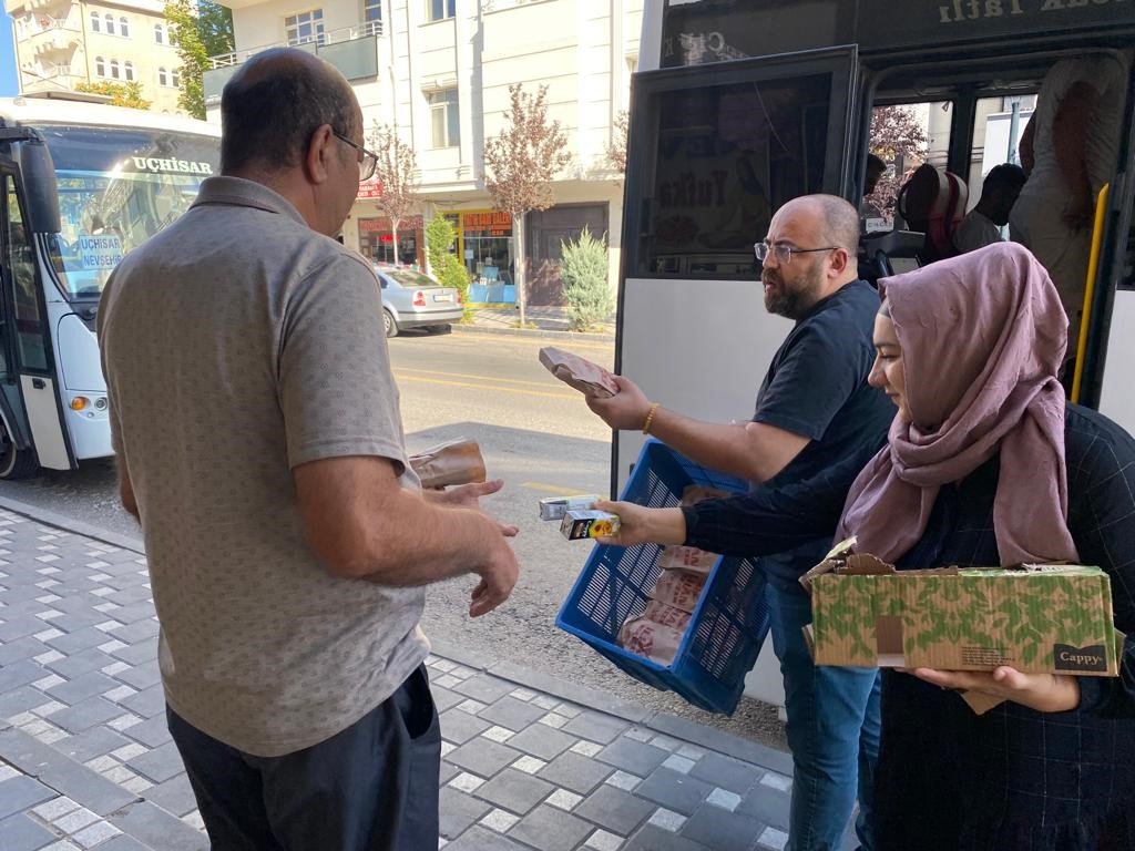 Belediye personellerinden vatandaşlara simit ve meyve suyu ikramı