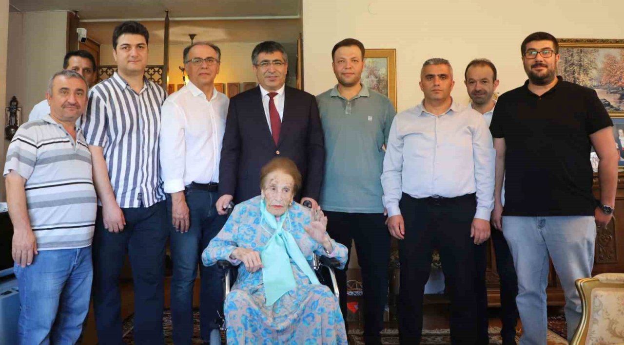 Akademisyen Prof. Dr. Zeynep Korkmaz, özel kütüphanesini NEVÜ’ye bağışladı