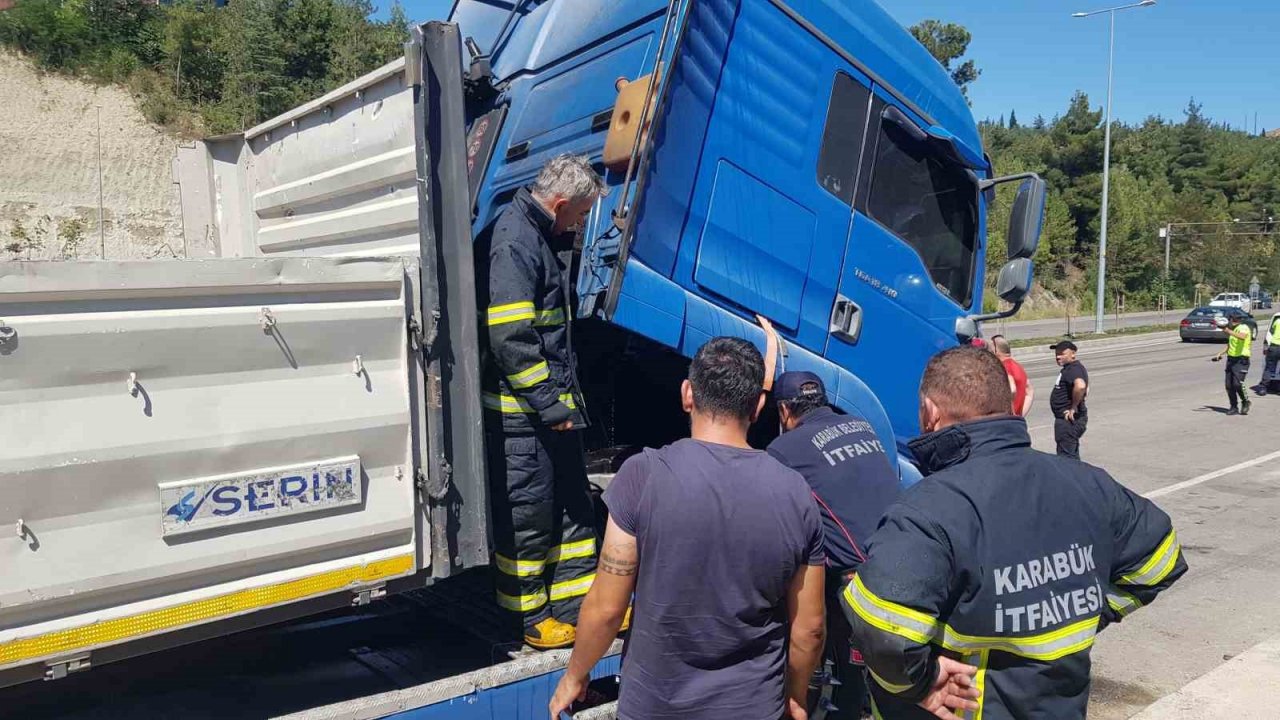 Alev alan tıra itfaiye ekipleri müdahale etti