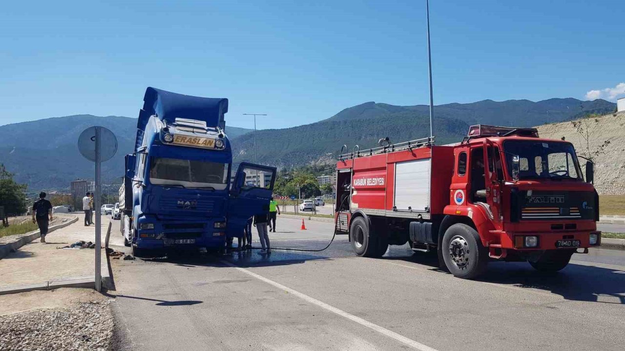 Alev alan tıra itfaiye ekipleri müdahale etti