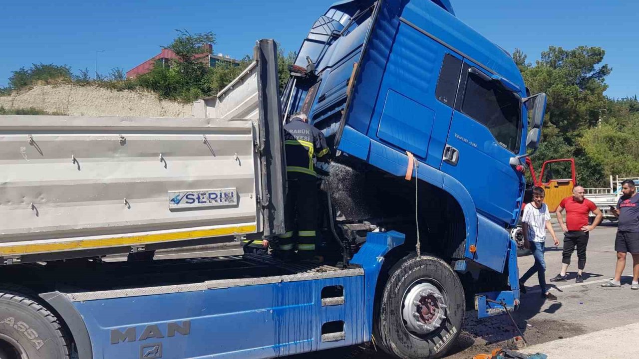 Alev alan tıra itfaiye ekipleri müdahale etti