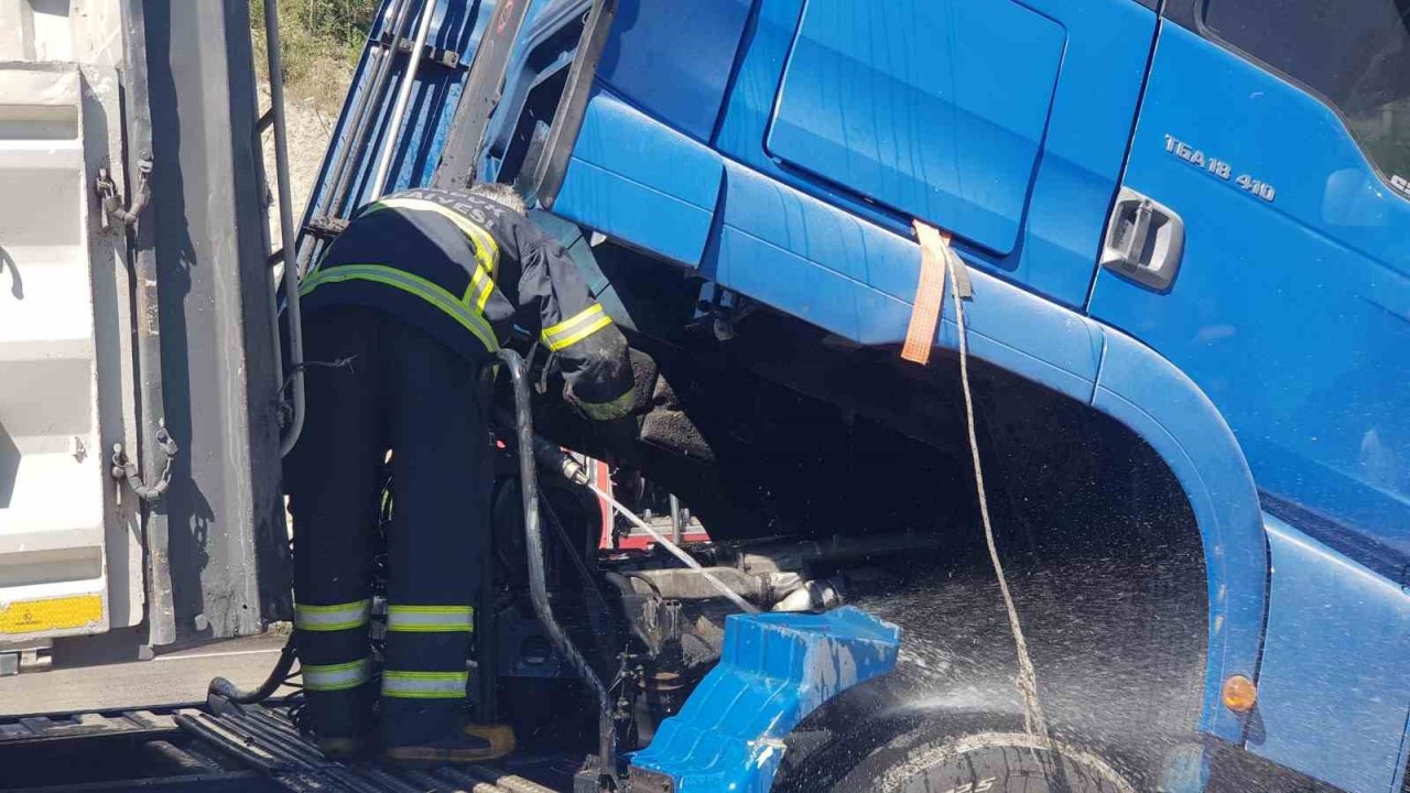 Alev alan tıra itfaiye ekipleri müdahale etti