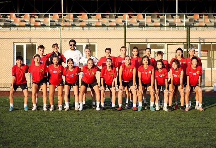 Eskişehirspor Kadın Futbol Takımı topbaşı yaptı