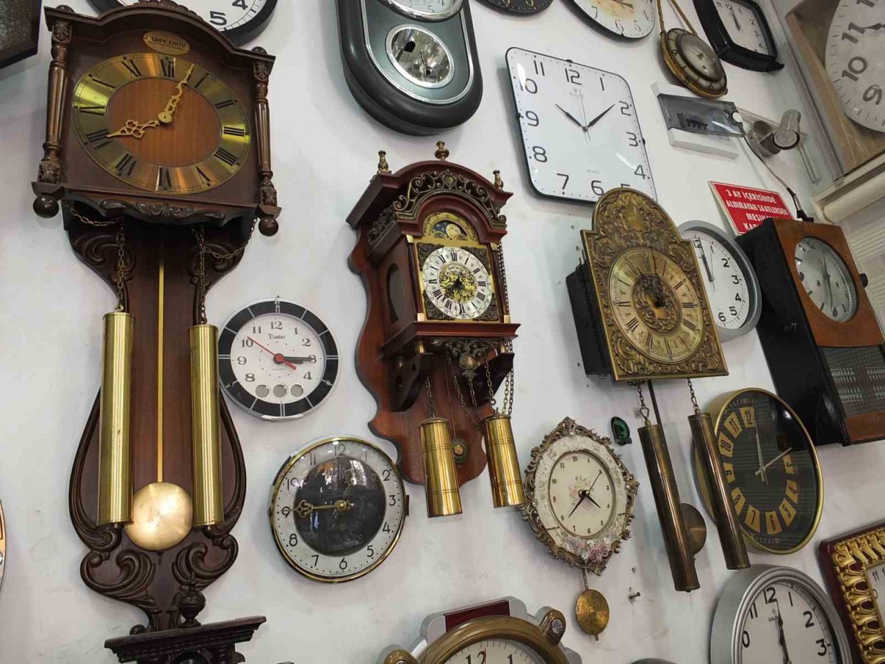 Balıkesir’de 50 yıllık tamircinin asırlık saatleri