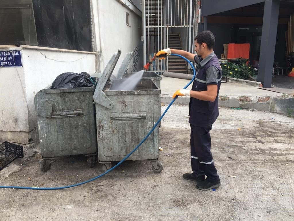 Serdivan’da gece ilaçlamaları sürüyor