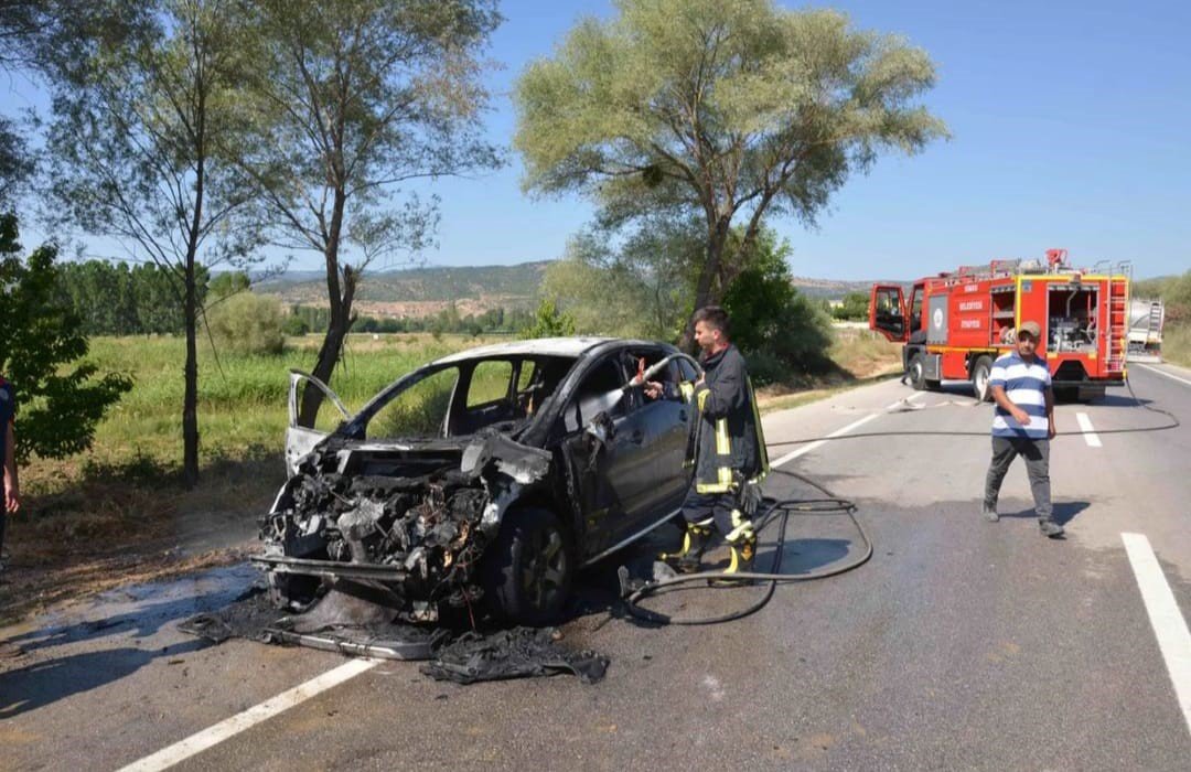 Simav’da seyir halindeyken yanan araç küle döndü