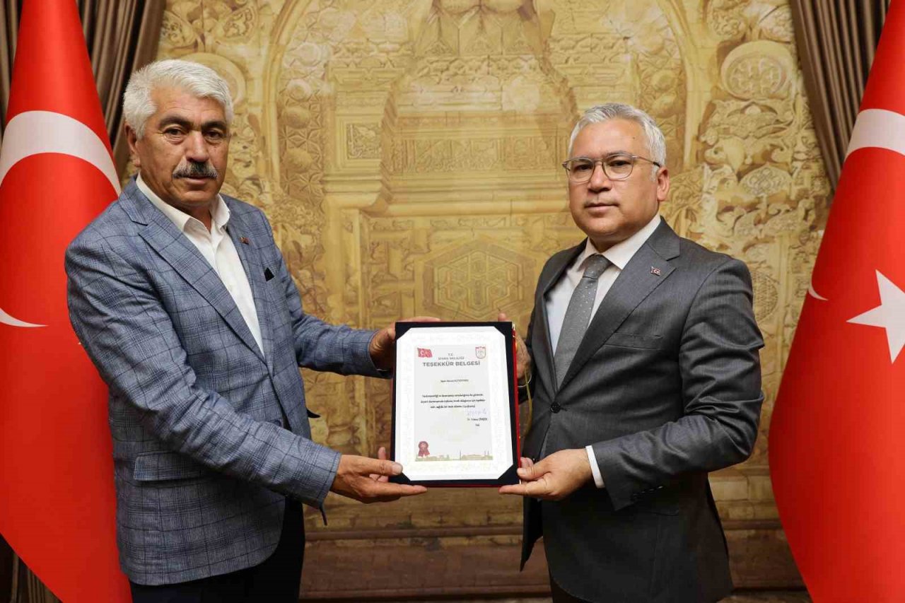 Bulduğu yüklü miktardaki parayı saymadan sahibine teslim etti