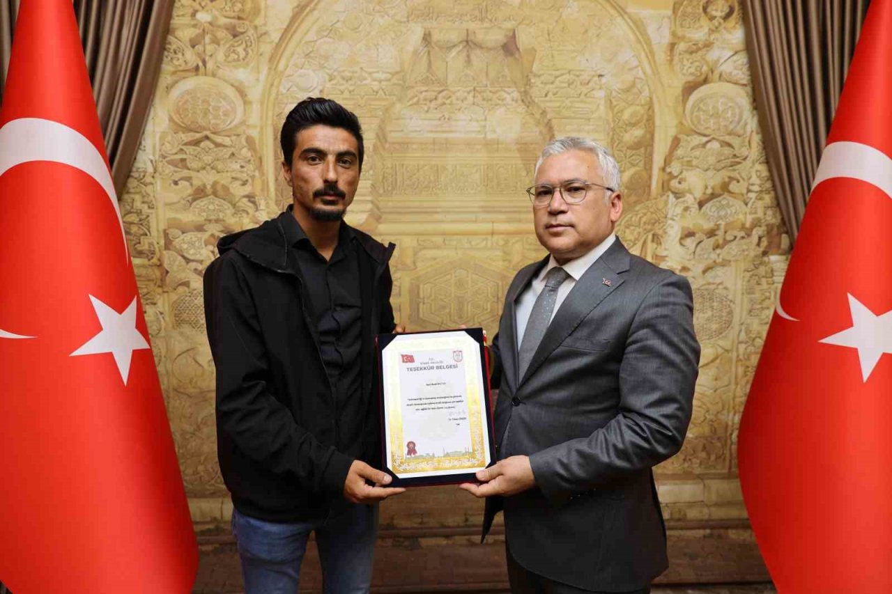 Bulduğu yüklü miktardaki parayı saymadan sahibine teslim etti