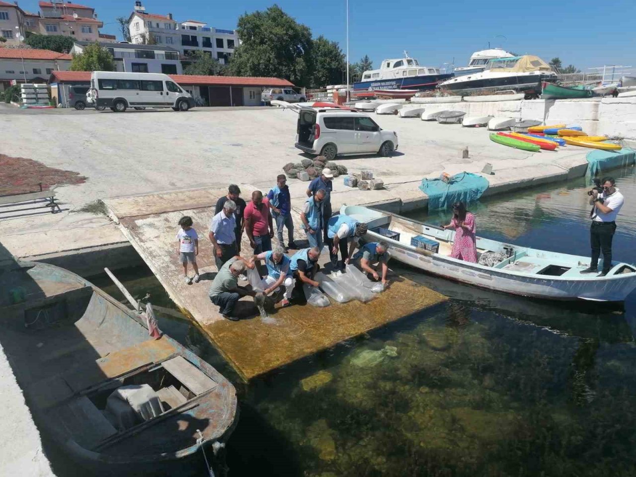 Eğirdir Gölü’ne 1 milyon adet sazan yavrusu bırakıldı