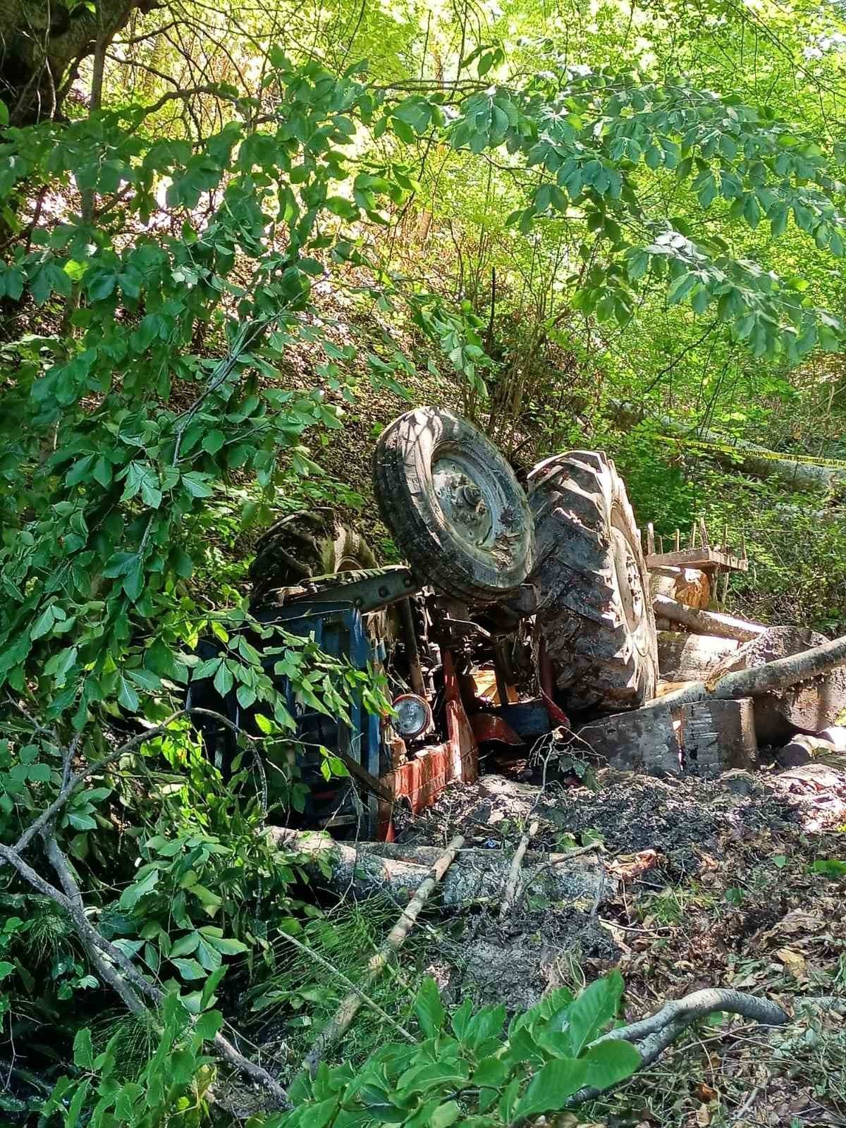 Devrilen traktörün altında kalan sürücü hayatını kaybetti
