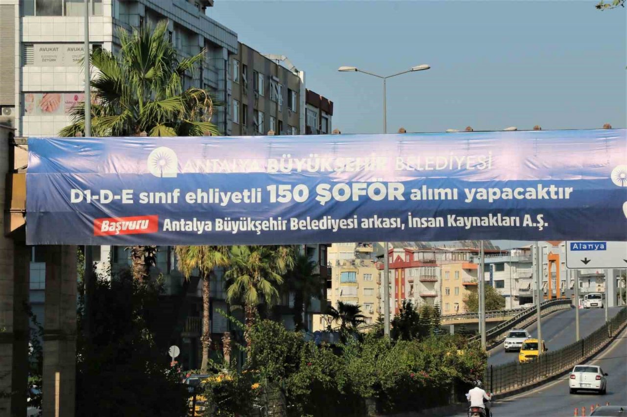 Antalya’da şoförsüz kalan toplu taşıma araçlarına dev afişler de çözüm olmadı