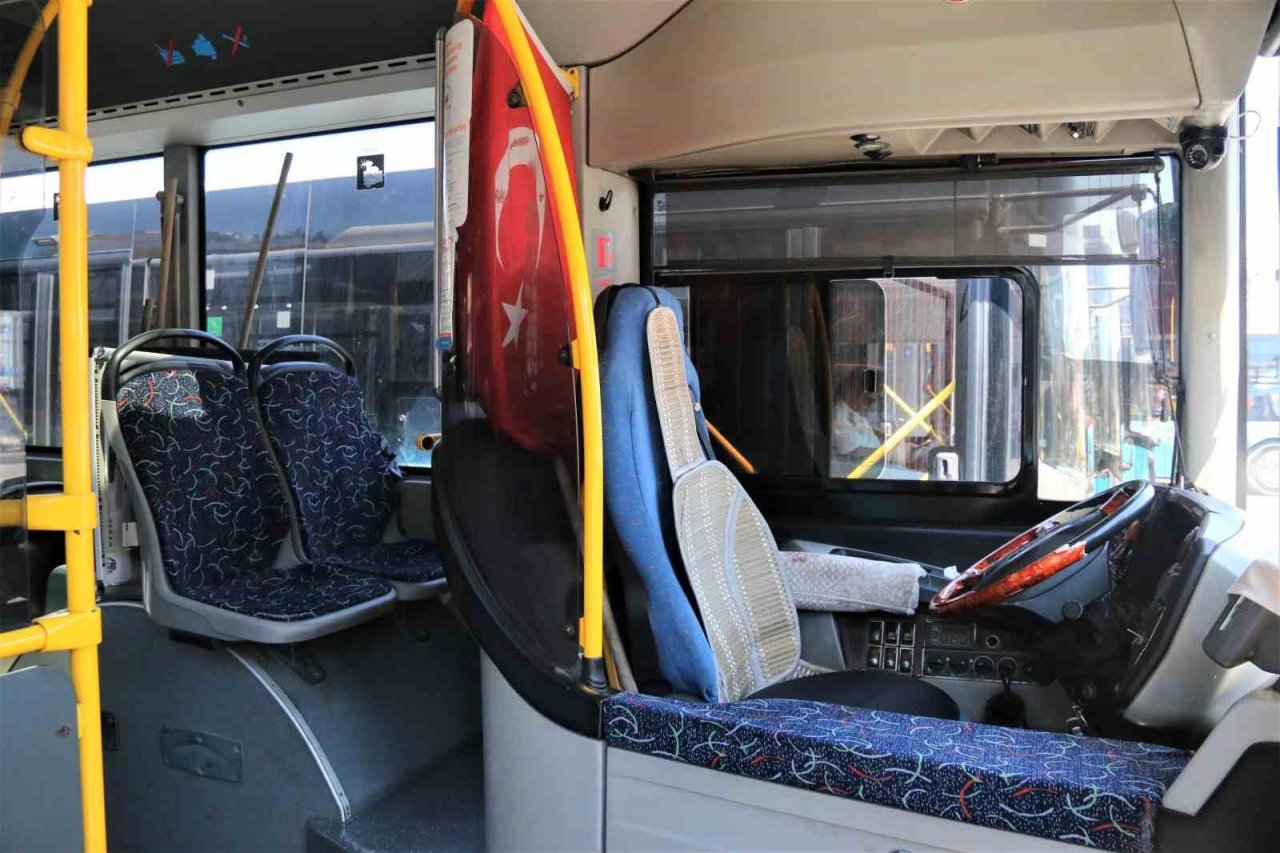 Antalya’da şoförsüz kalan toplu taşıma araçlarına dev afişler de çözüm olmadı