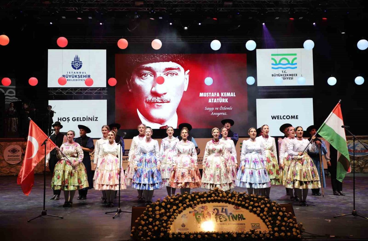 Macar dansçıların Türkçe “İzmir Marşı”nı okuduğu anlar ayakta alkışlandı