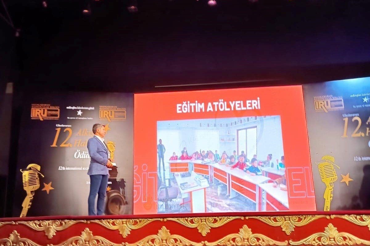 Pursaklar Belediyesi ’Yılın Alkışı Hakeden Belediyesi’ ödülünü aldı