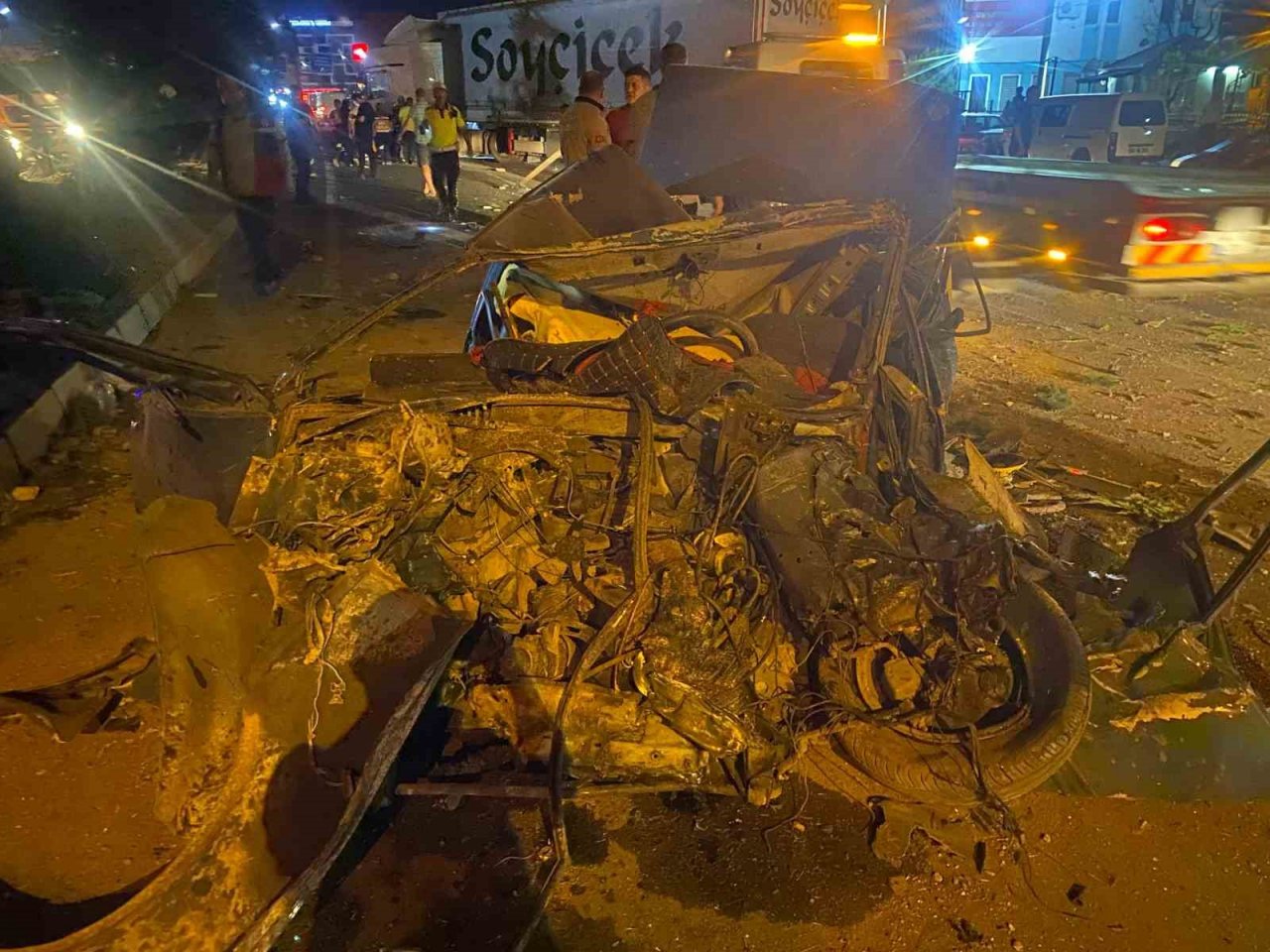 Karşı şeride geçen otomobil ortalığı savaş alanına çevirdi: 4 yaralı